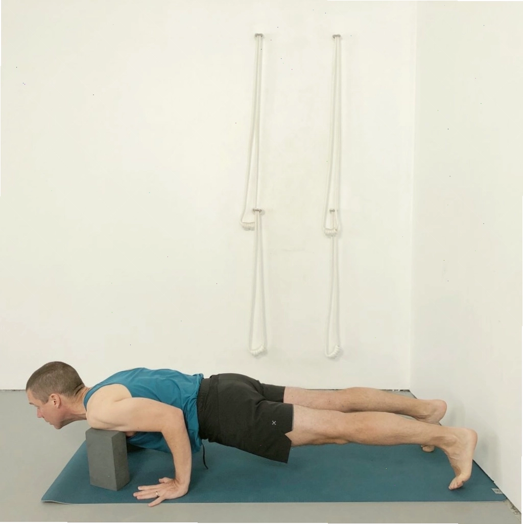 Tư thế Chaturanga với khối yoga dưới vai