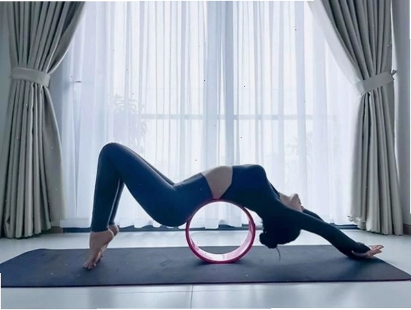 Tư thế châu chấu yoga với vòng tăng cường cơ bắp