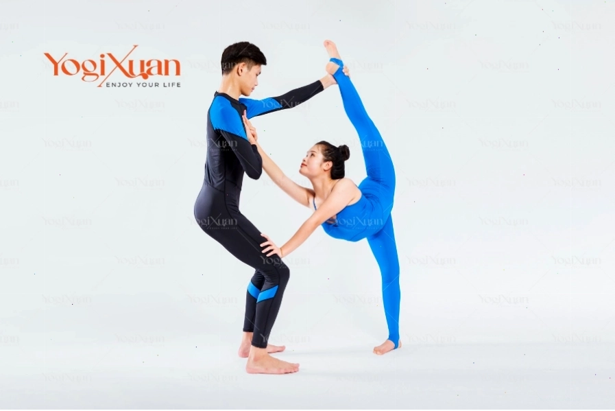 Tư thế Chiến binh đối xứng trong yoga đôi nghệ thuật