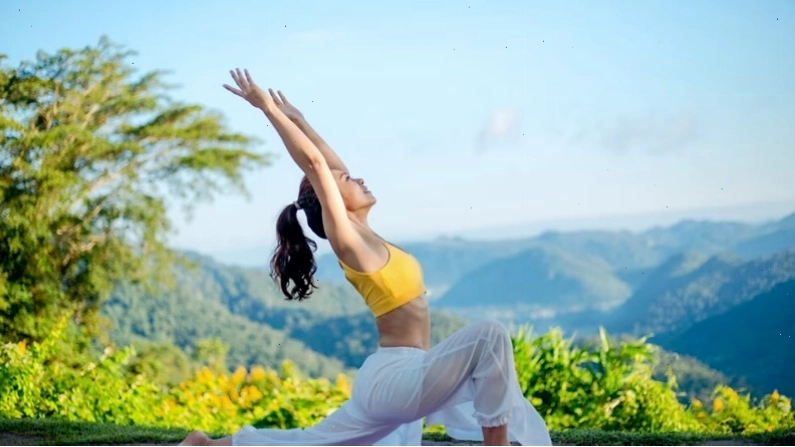 Tư thế chiến binh I (Virabhadrasana I) - tăng cường sức mạnh đôi chân