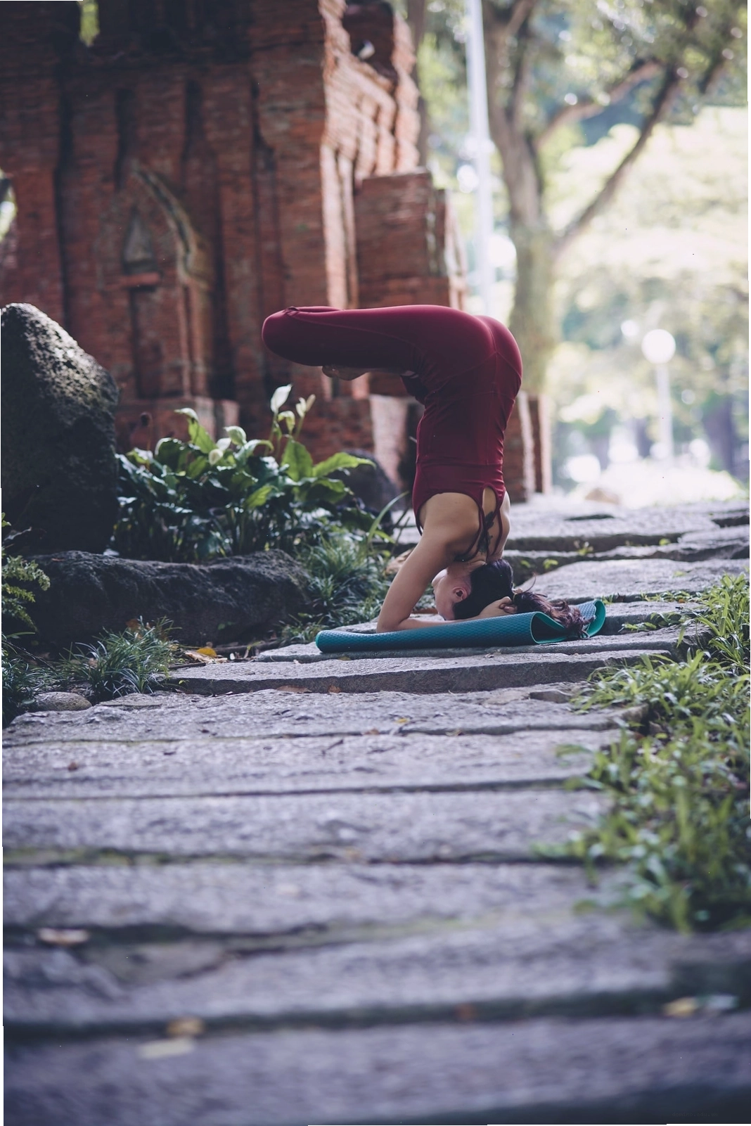 Tư thế chim bồ câu vua (Rajakapotasana) trong bộ ảnh Yoga 3 cô gái