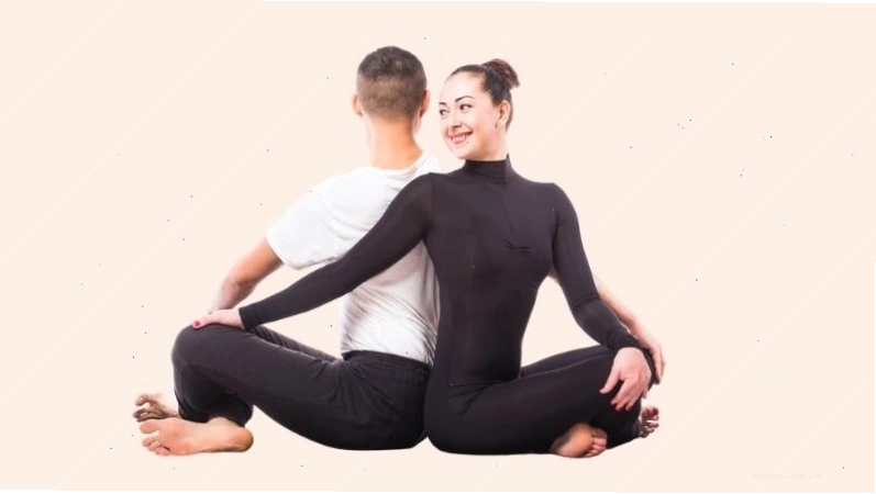 Tư thế Chó cúi mặt đôi trong bài tập yoga đôi nam nữ