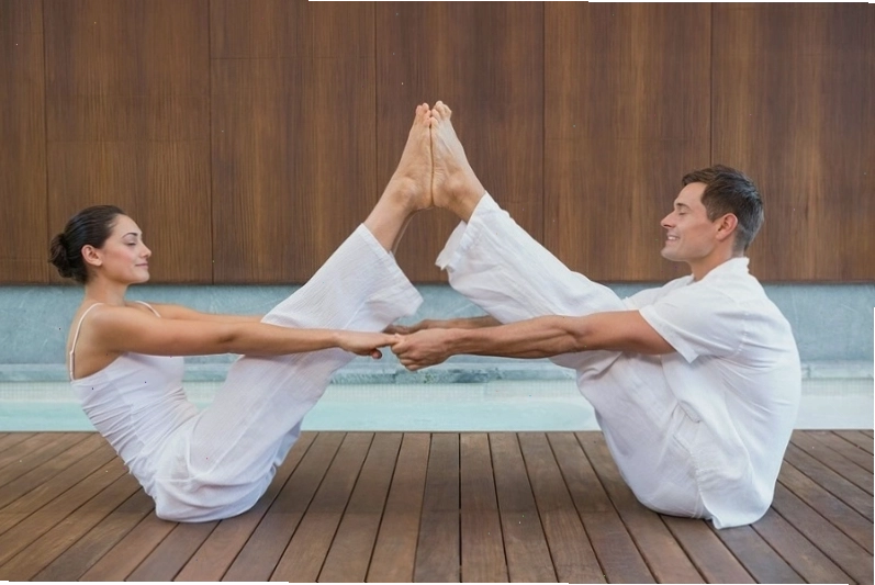 Tư thế chó cúi mặt đôi trong Yoga