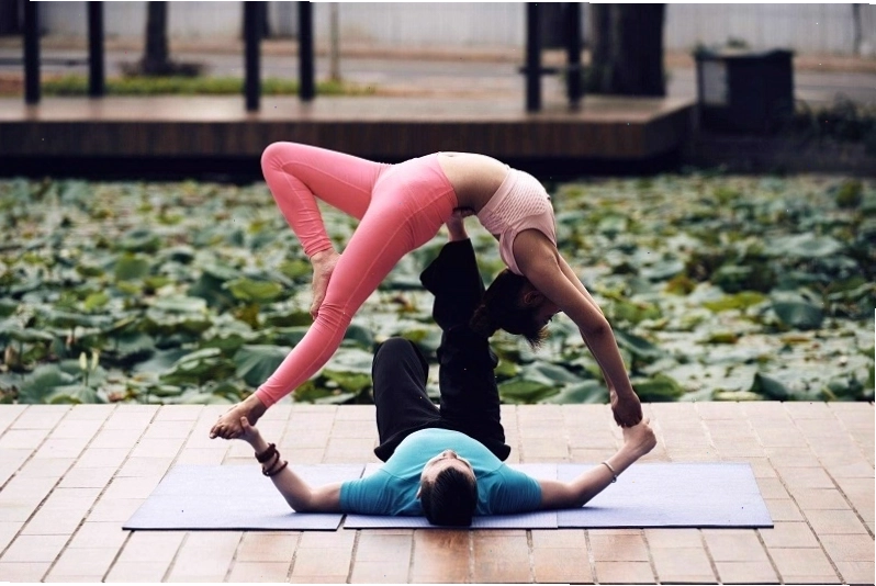 Tư thế chó cúi mặt đôi trong yoga