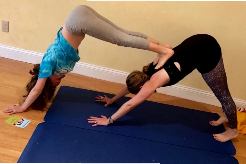 Tư thế chó cúi mặt đôi trong yoga