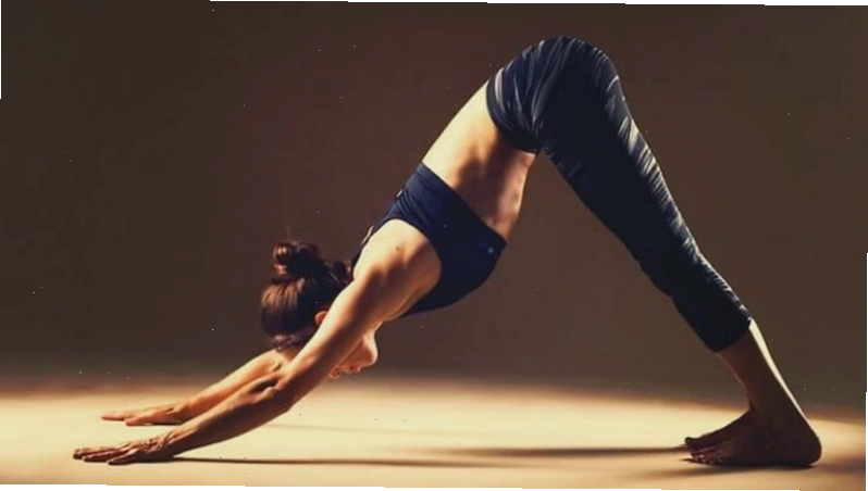 Tư thế chó úp mặt (Adho Mukha Svanasana) giúp kéo giãn cơ thể