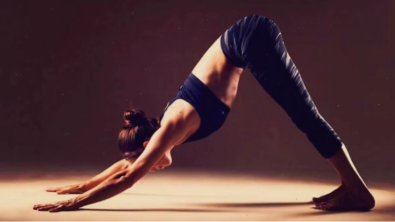 Tư thế chó úp mặt (Adho Mukha Svanasana) kéo giãn cơ thể