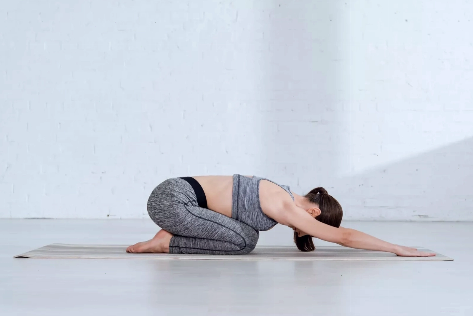 Tư thế Chó úp mặt (Adho Mukha Svanasana) - một trong những tư thế yoga cơ bản