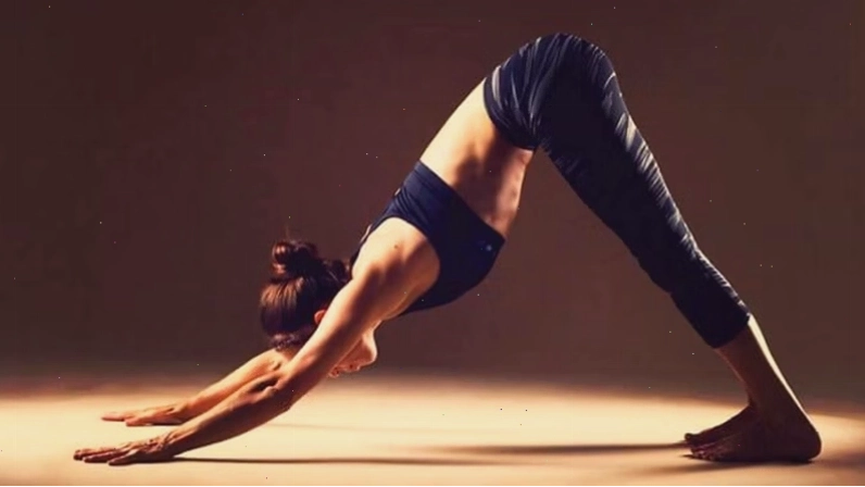 Tư thế chó úp mặt (Adho Mukha Svanasana) yoga cơ bản