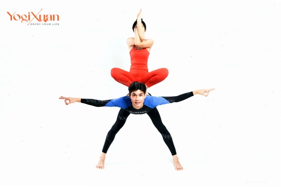 Tư thế Chó úp mặt đôi trong yoga đôi nghệ thuật