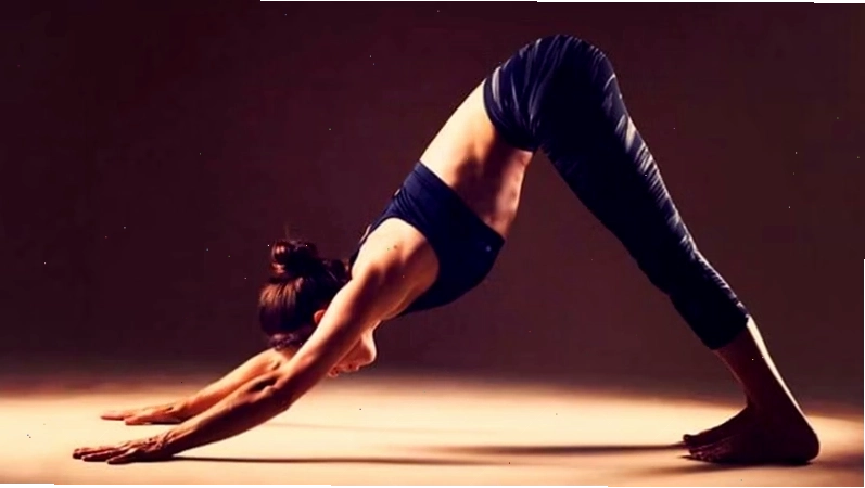 Tư thế chó úp mặt (downward facing dog) kéo giãn toàn thân