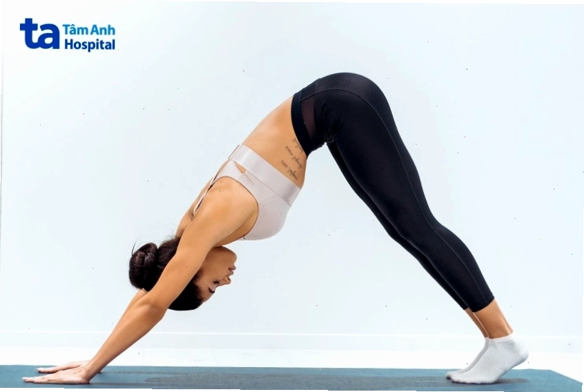 Tư thế chó úp mặt giúp kéo giãn toàn thân