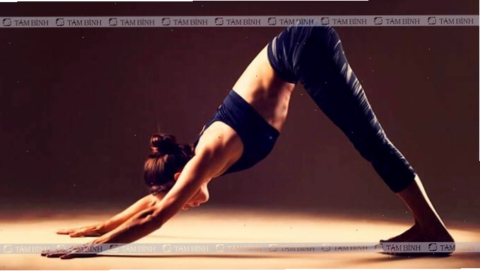 Tư thế chó úp mặt là bài tập yoga chữa đau lưng tại nhà