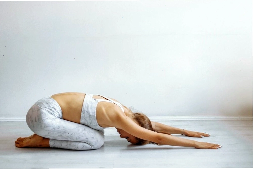 Tư thế chó úp mặt trong bài tập yoga cho người đau thần kinh tọa