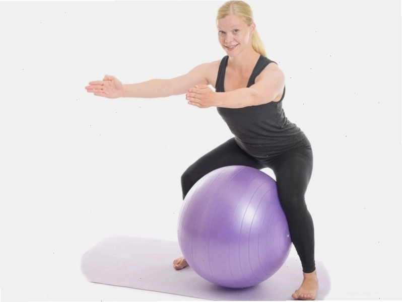 Tư thế chó úp mặt với bóng tập yoga