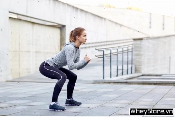 Tư thế chuẩn bị bài tập Squat mông tại nhà