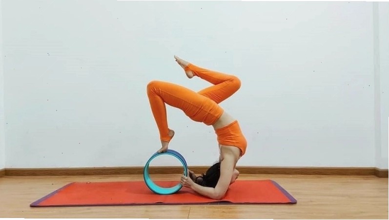 Tư thế Con cá với vòng yoga