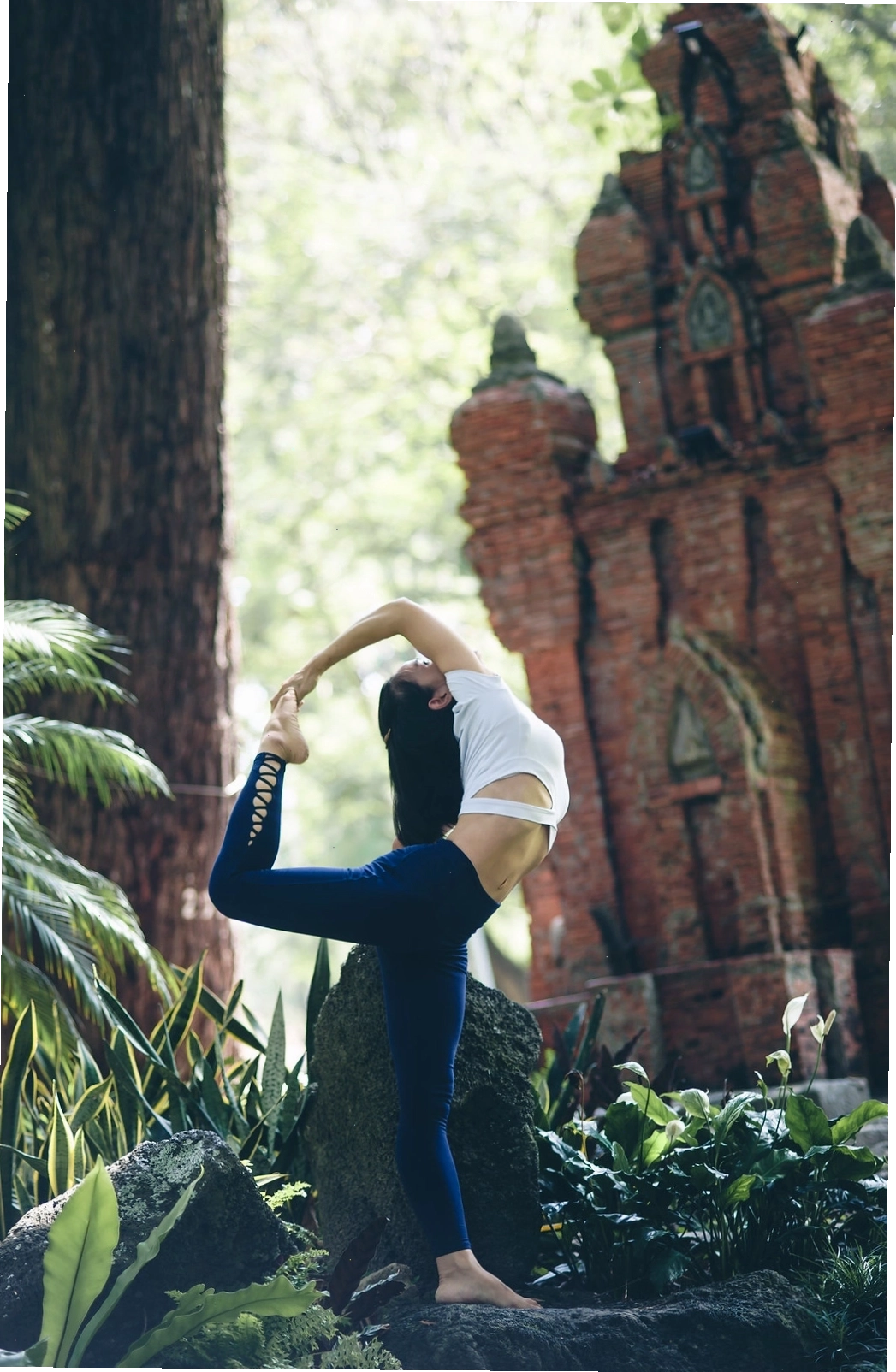 Tư thế con lạc đà (Ustrasana) trong bộ ảnh Yoga 3 cô gái