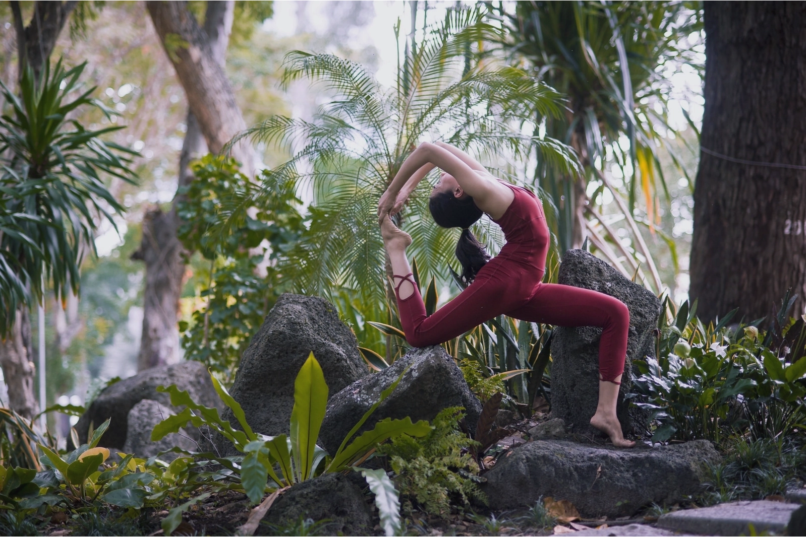 Tư thế con quạ (Bakasana) trong bộ ảnh Yoga 3 cô gái