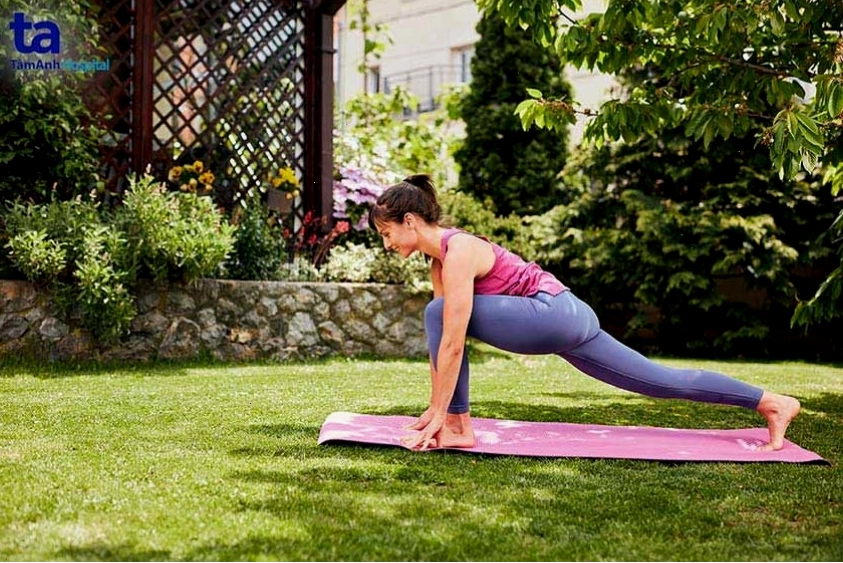 Tư thế con thằn lằn cho người thoái hóa cột sống