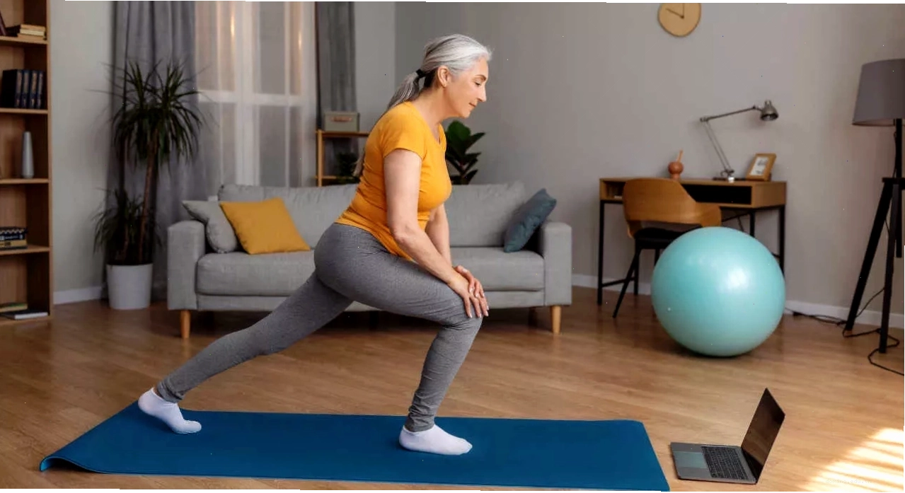Tư thế con thuyền Paripurna Navasana giúp săn chắc cơ bụng