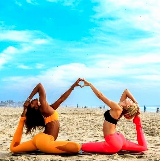 Tư thế crescent lunge đẹp mắt khi chụp nhóm