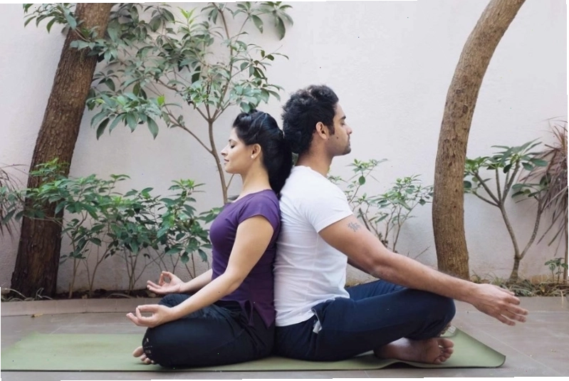 Tư thế cùng thở trong Yoga đôi