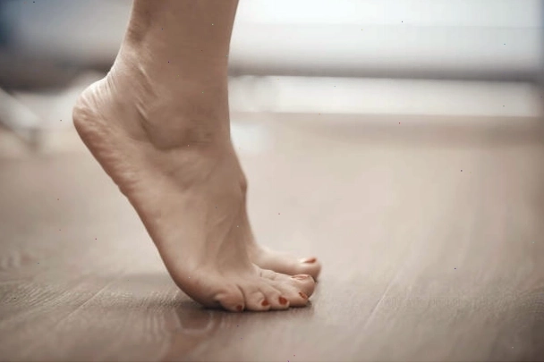 Tư thế đứng bằng một chân giúp chân thon gọn và săn chắc