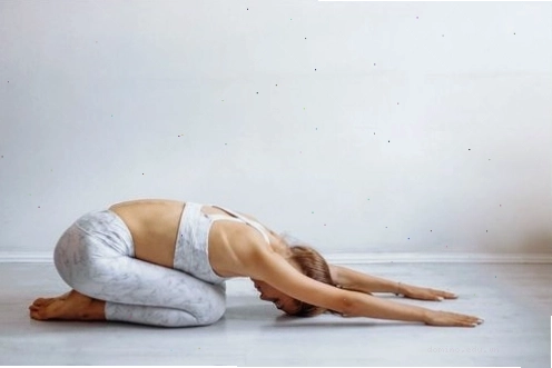 Tư thế em bé Balasana yoga cho người đau thần kinh tọa