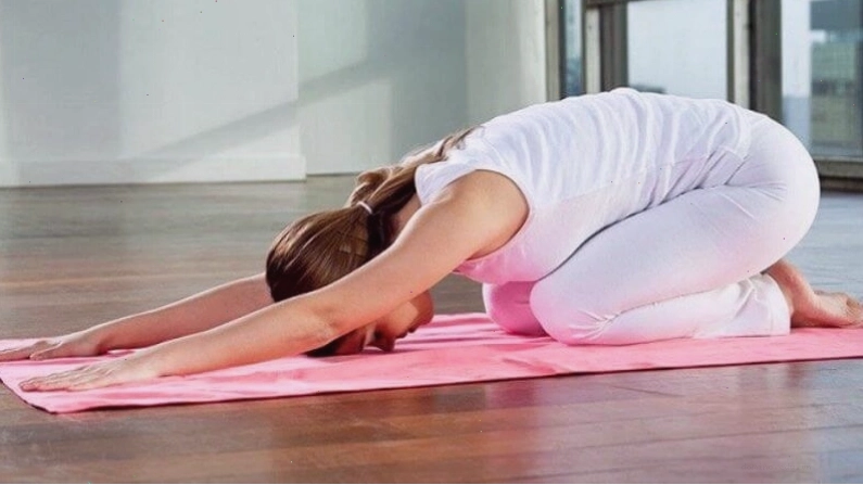 Tư thế em bé giúp kéo giãn phần lưng