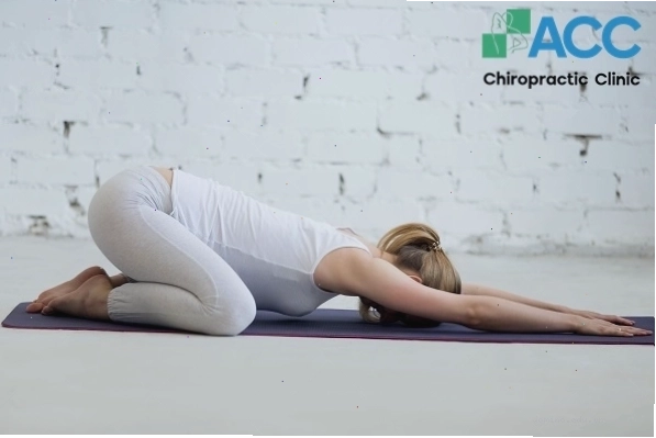 Tư thế em bé yoga giúp thư giãn cột sống lưng