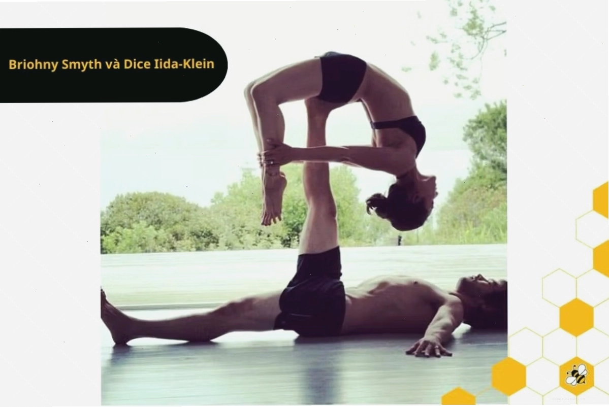 Tư thế Gập người đối mặt nắm tay trong yoga đôi nghệ thuật