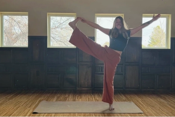 Tư thế Hasta Pada Gusthsana trong Vin Yoga