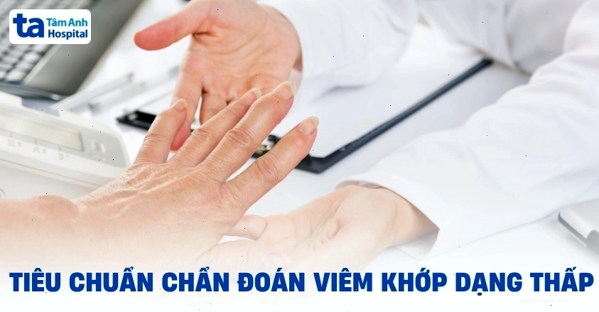 Tư thế nắm tay sau lưng hỗ trợ giảm đau mỏi vai gáy