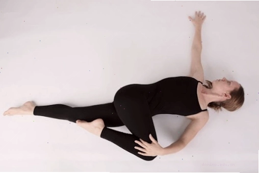 Tư thế nằm xoay cột sống trong yoga cơ bản tại nhà
