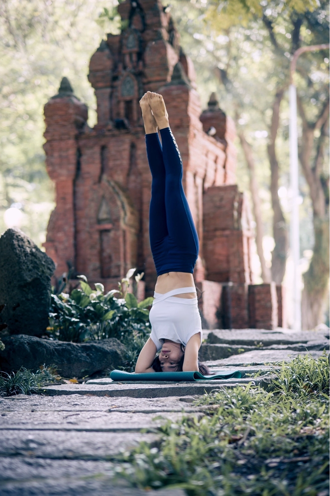 Tư thế nàng tiên cá (Mermaid Pose) trong bộ ảnh Yoga 3 cô gái