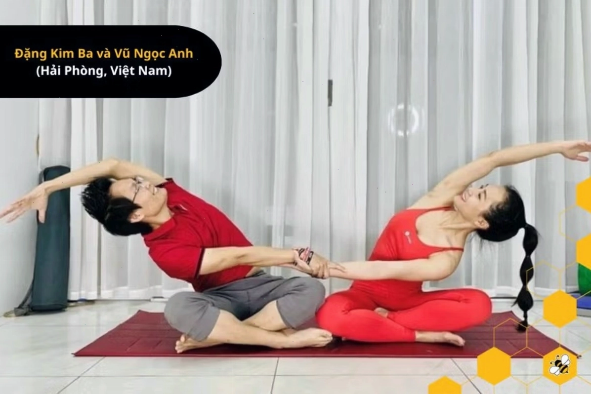 Tư thế Ngồi tựa lưng đối xứng trong yoga đôi nghệ thuật