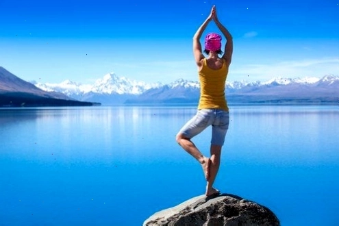 Tư thế ngọn núi (mountain pose) giúp cải thiện thăng bằng