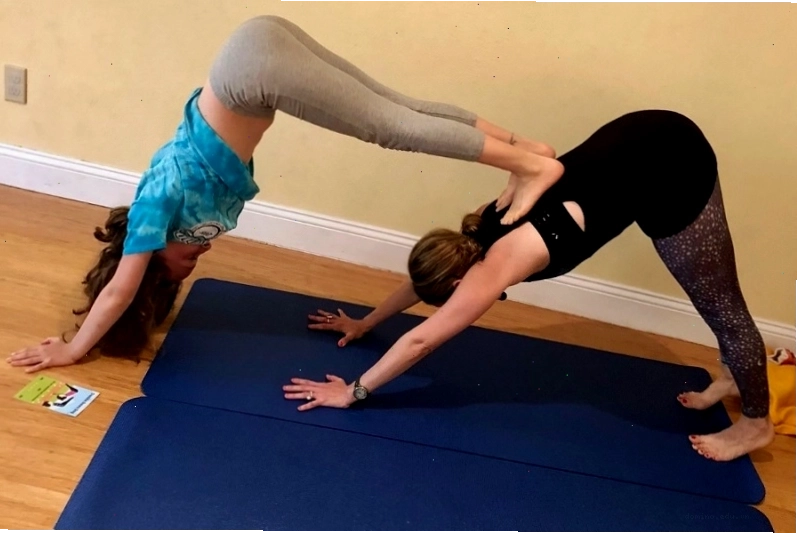 Tư thế Partner Forward Fold trong yoga đôi nam nữ