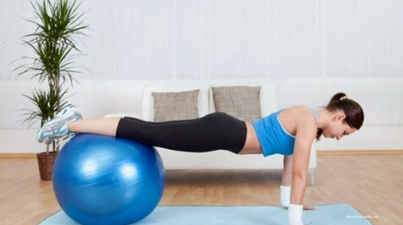 Tư thế Plank trên bóng yoga tăng cường sức bền