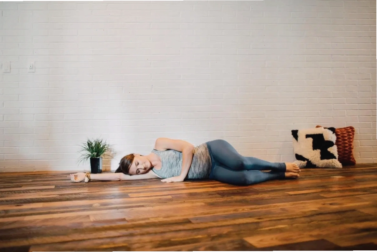 Tư thế Savasana nằm nghiêng cho bà bầu