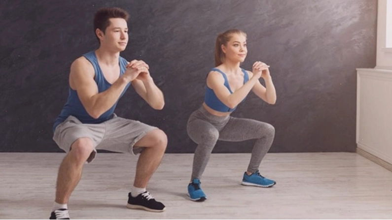 Tư thế squat chuẩn với mắt nhìn thẳng, lưng và chân giữ thẳng