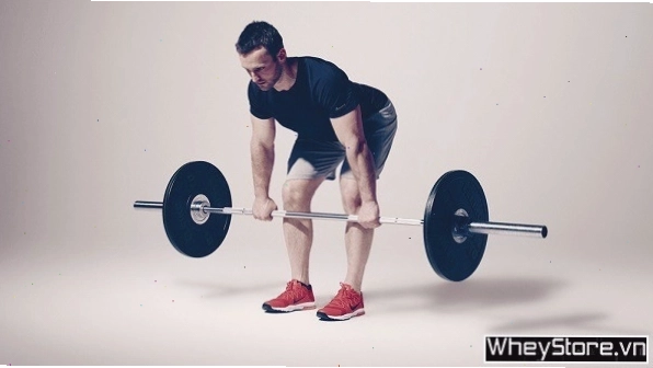 Tư thế Sumo Deadlift với chân rộng và tay nắm tạ ở giữa
