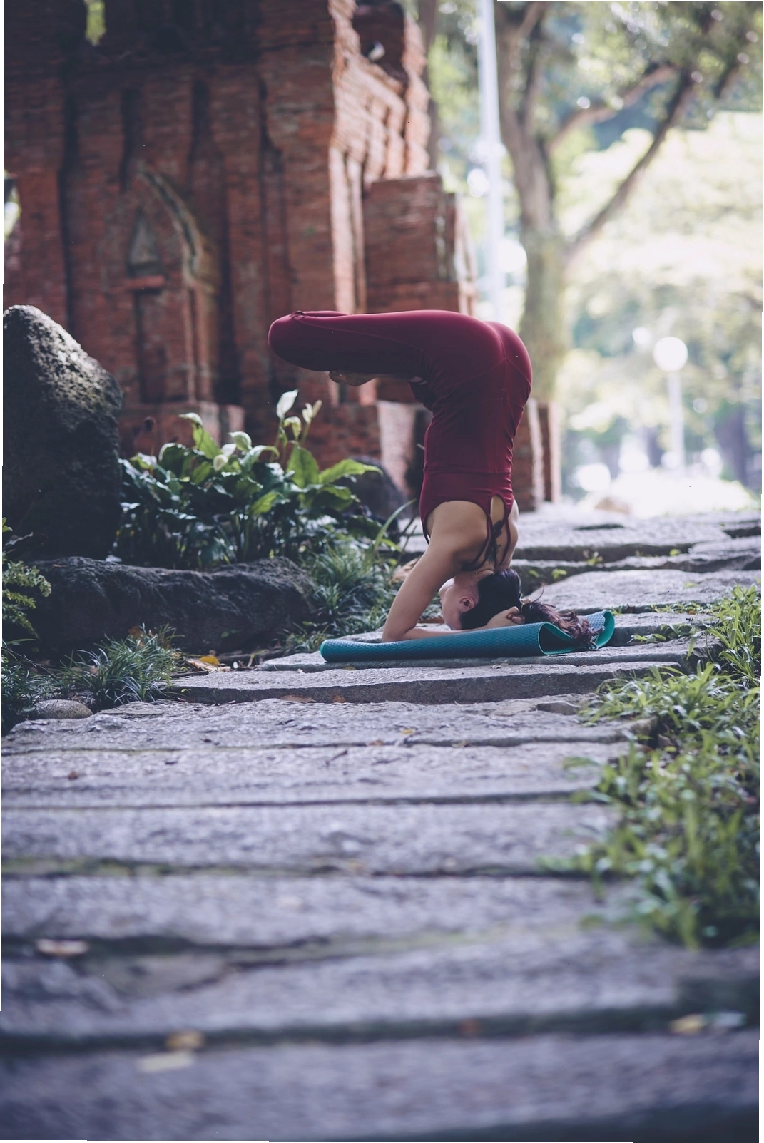 Tư thế Tam giác tạo hình yoga nhóm trung cấp tại công viên