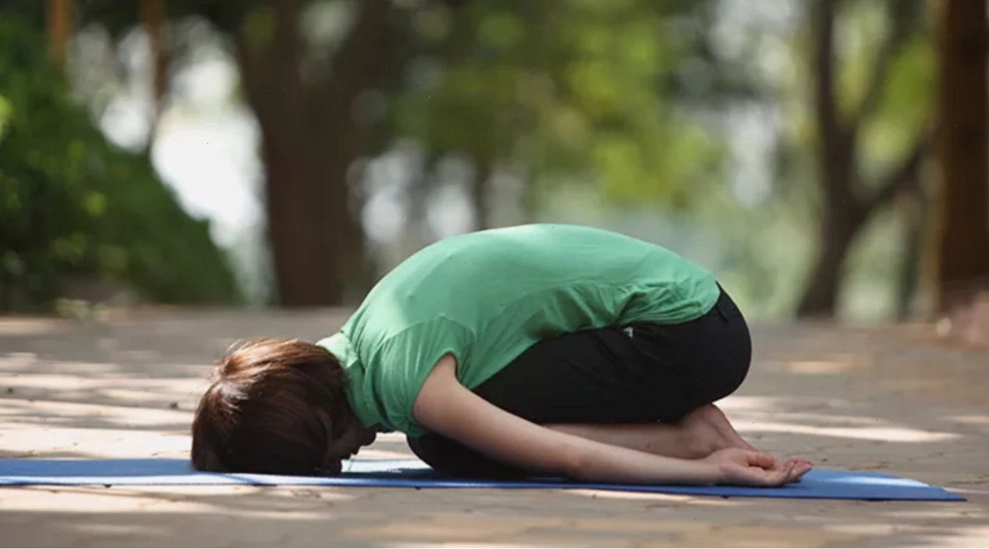 Tư thế Tam giác (Trikonasana) giúp kéo giãn cơ thể