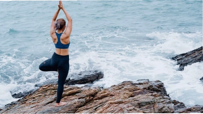 Tư thế tam giác (Trikonasana) - kéo giãn toàn diện