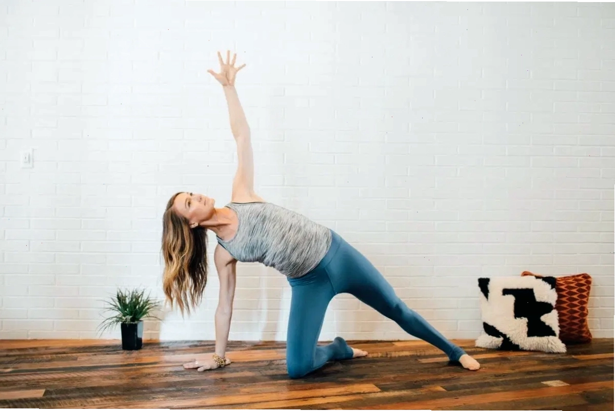 Tư thế tấm ván nghiêng cải biến (Modified Side Plank) cho bà bầu
