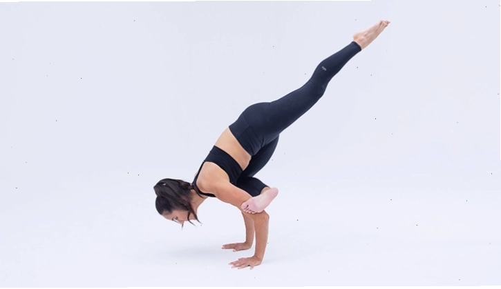 Tư thế Thiên Nga Bay (Flying Pigeon Pose) trong yoga