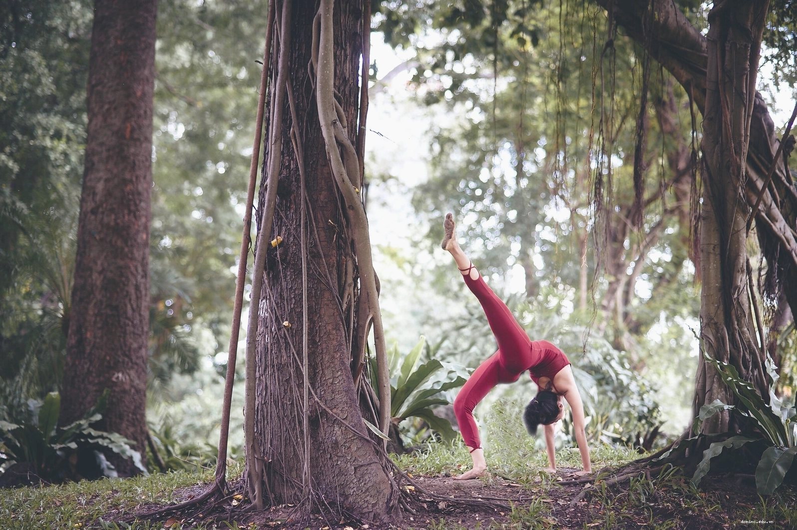 Tư thế thiên thần sa ngã (Fallen Angel Pose) trong bộ ảnh Yoga 3 cô gái