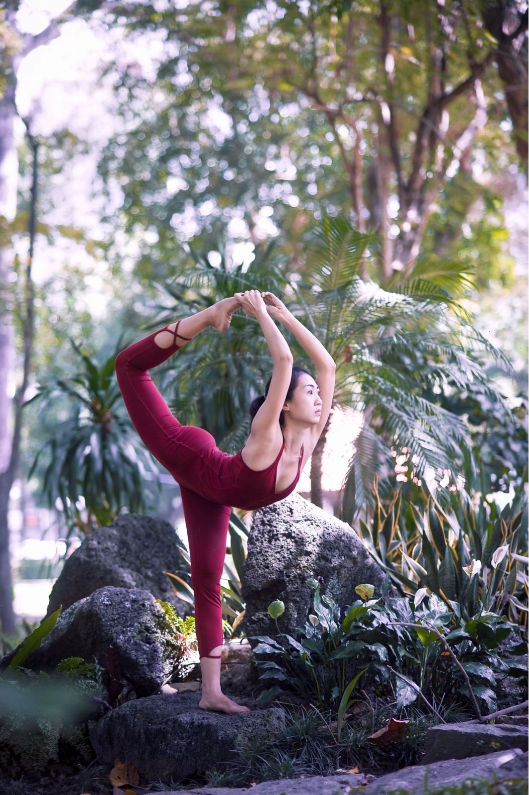 Tư thế trăng lưỡi liềm (Crescent Lunge) trong bộ ảnh Yoga 3 cô gái